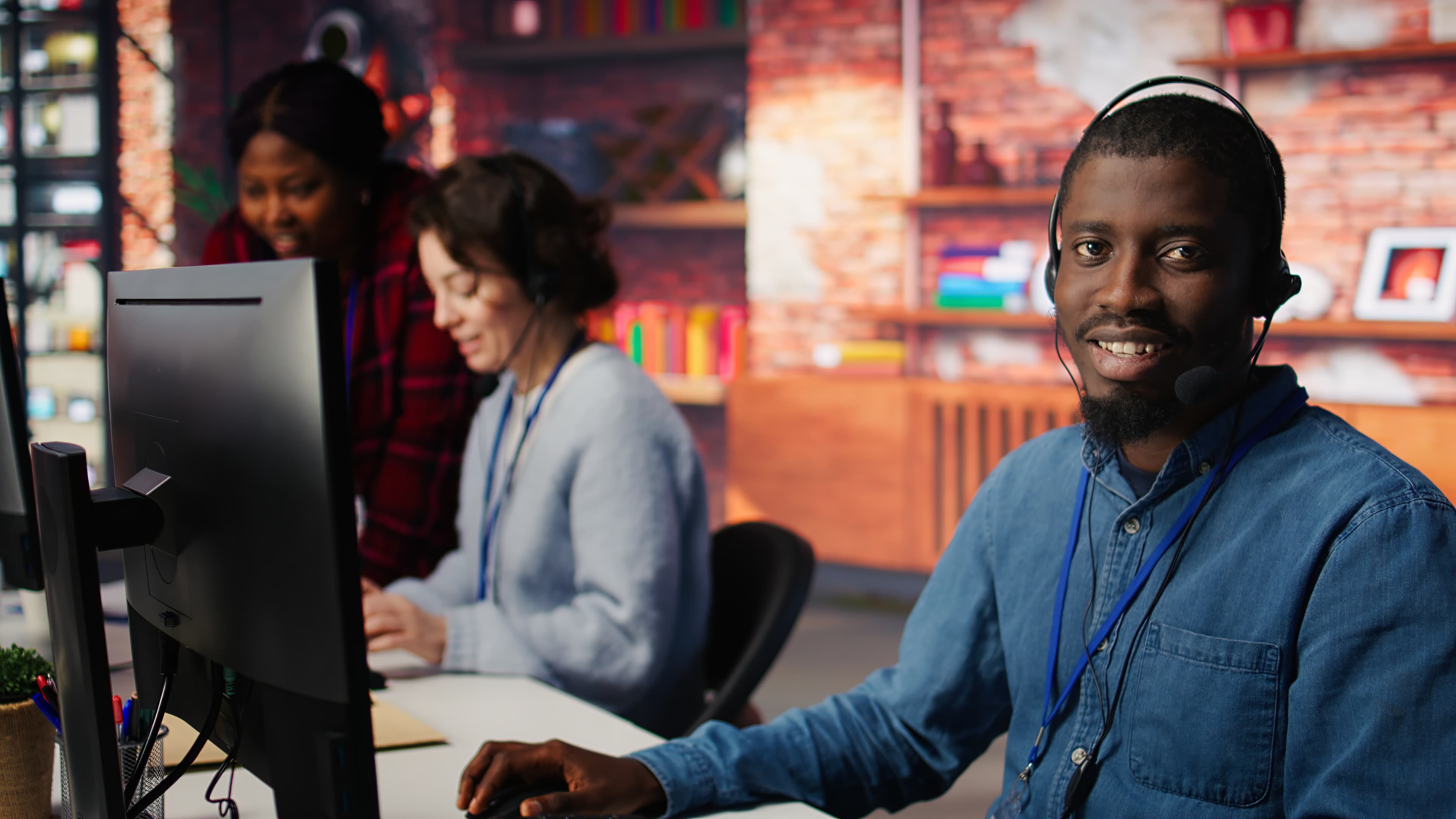 Agent souriant call center